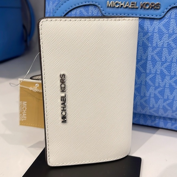 Michael Kors Medium Saffiano Leather Wallet
Optic White
NWT - Picture 6 of 16